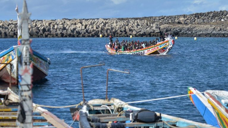 four dead on the sidelines of a massive arrival of migrants on the Canary Islands