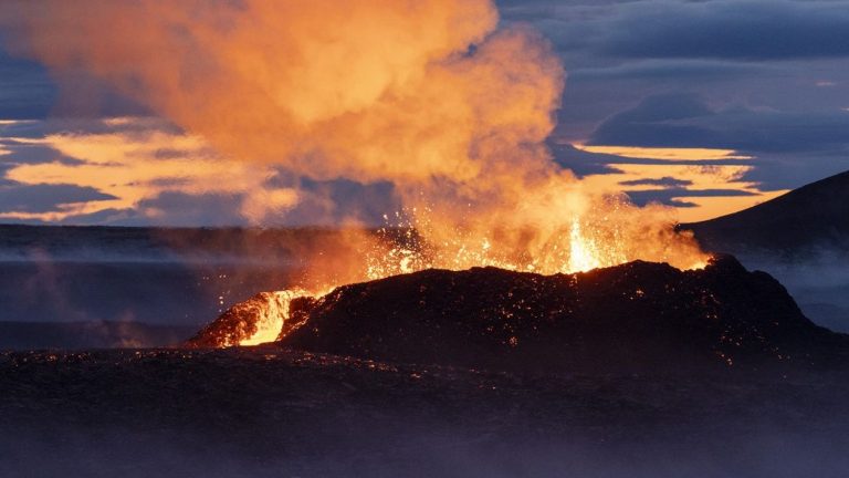 franceinfo junior.  How do volcanoes wake up?