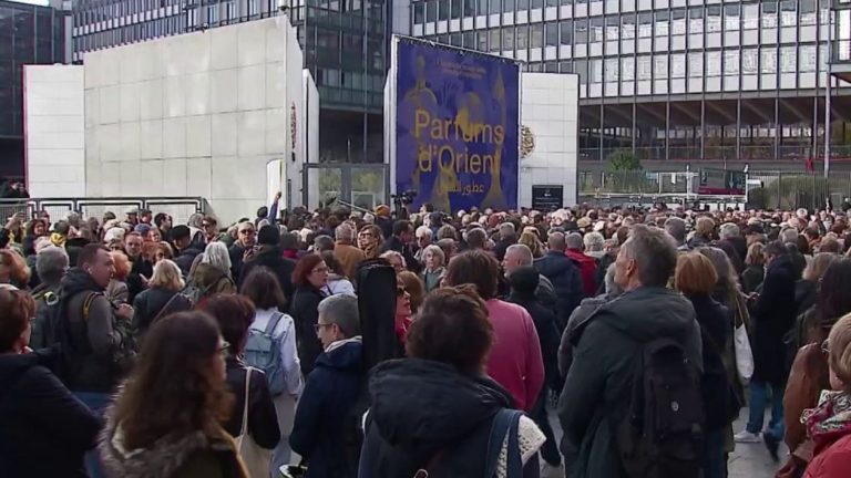 in Paris, a silent march for peace