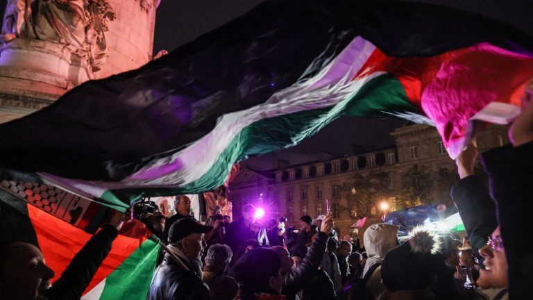 in Paris, a thousand demonstrators call for an “immediate ceasefire” in Gaza