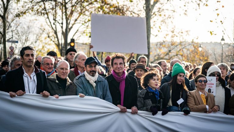 in Paris, with Lubna Azabal and Emmanuelle Béart, the world of culture mobilized for peace during a silent march