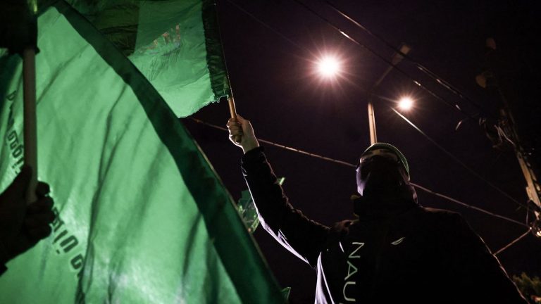 in the West Bank, the omnipresent Hamas flag “to thank the resistance”, but not necessarily in support of the party