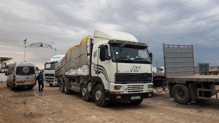 on the border with Egypt, the dropper of humanitarian aid for Gaza