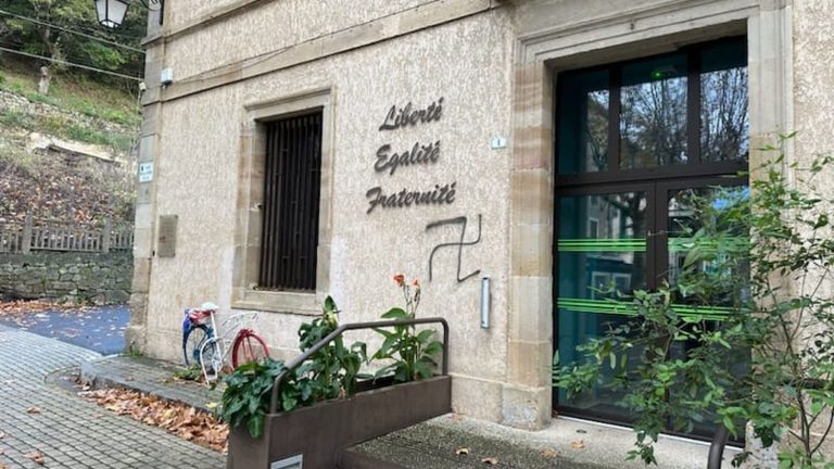 swastikas and hate tags towards Emmanuel Macron discovered in Lunas, the town hall filed a complaint