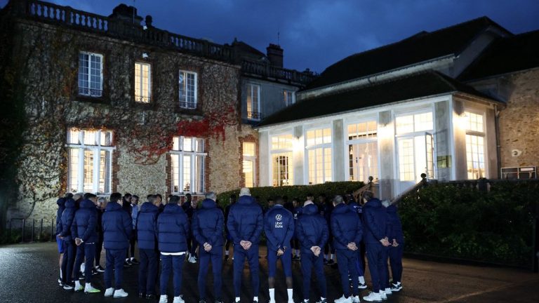 the French team pays tribute to the victims at Clairefontaine