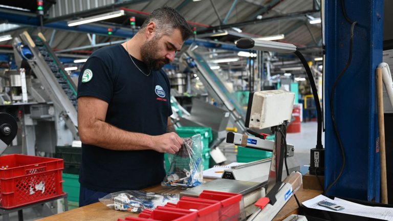 the emblematic Meccano factory officially stops its activity, 23 employees came to work for the last time