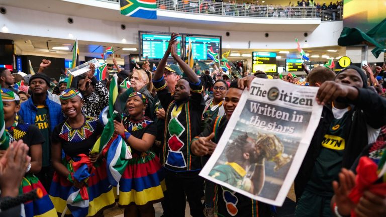 the fanfare return of South African rugby players after their title of world champions