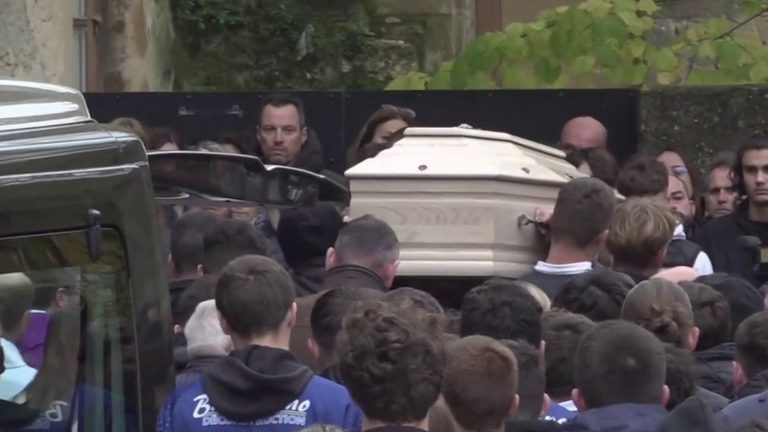 the funeral of young Thomas took place in the presence of a thousand people