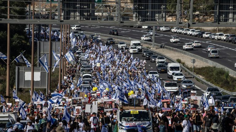 the march of relatives of hostages held in Gaza arrives in Jerusalem