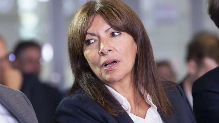 while the Paris Council promises to be tense, the mayor of Paris prepares her counterattack