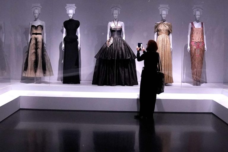 100% feminine exhibition |  The Met in New York revisits fashion