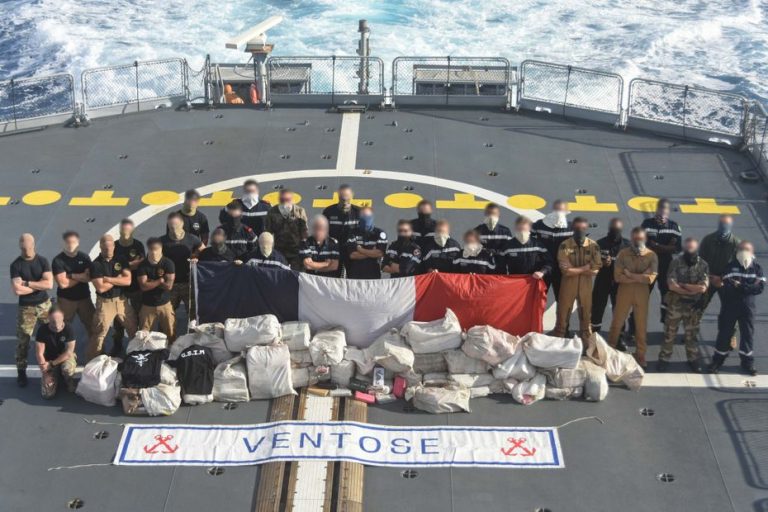 1,200 kg of cocaine seized from a sailboat off the coast of Martinique