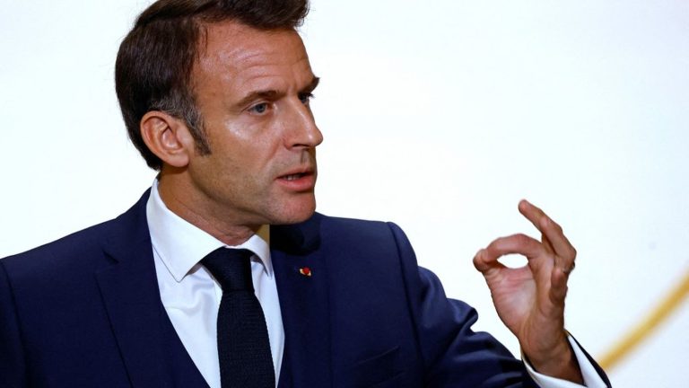 Emmanuel Macron announces that he will not withdraw the Legion of Honor from the actor without a legal conviction