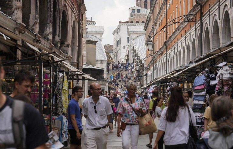 Venice announces that tourist groups must be limited to 25 people