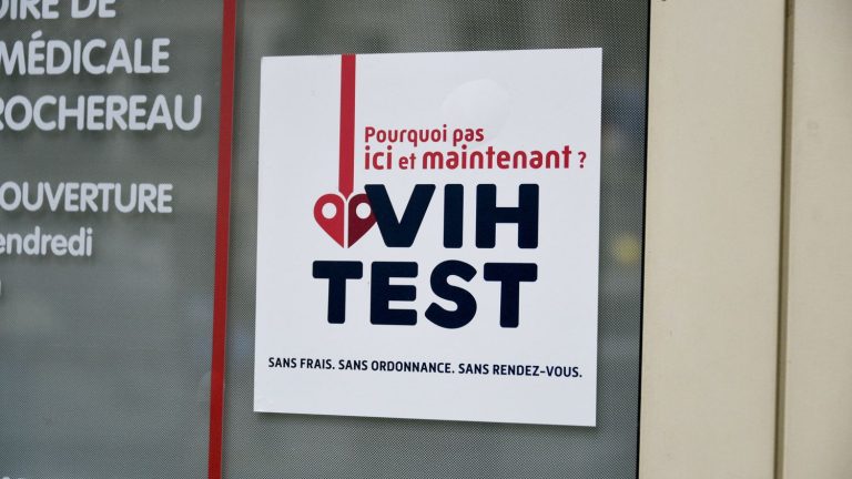 “2,500 people each year discover their HIV status at too advanced a stage,” regrets the Director General of Public Health France