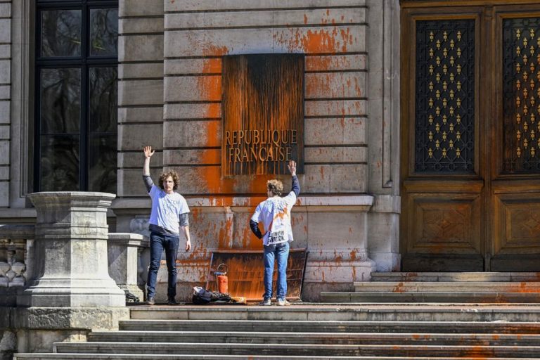 76,000 euros in damages for the three environmental activists who repainted the prefecture in Lyon