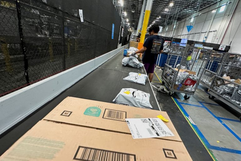 Amazon and Dollorama warehouses |  The PLQ asks the CNESST to investigate working conditions