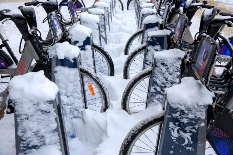 Blocked anchor points |  Snow and ice prevent users from returning their BIXI