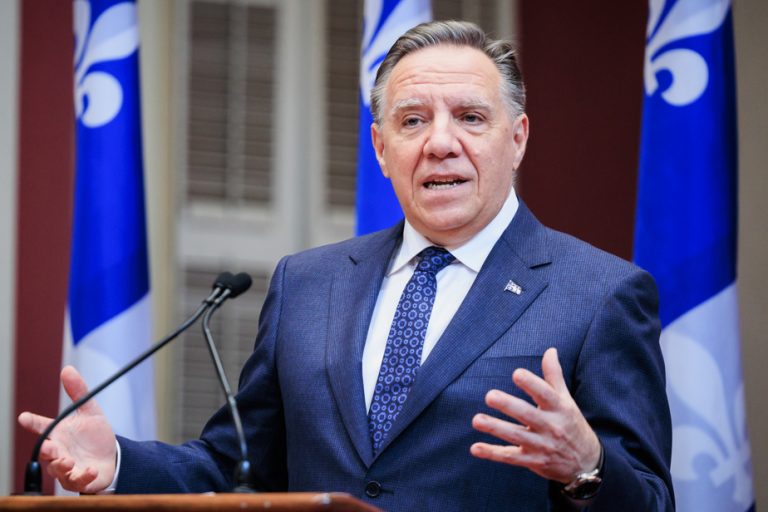 Cities must reduce their spending before using their new taxes, warns Legault