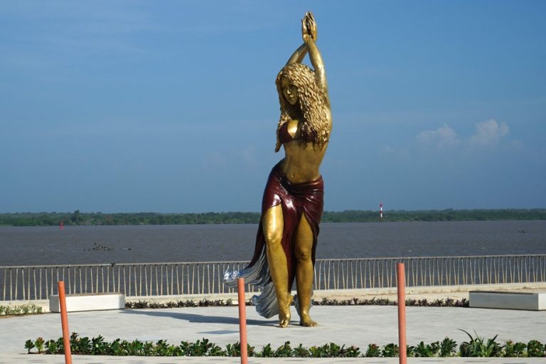 Colombia |  Shakira immortalized by a statue in her hometown