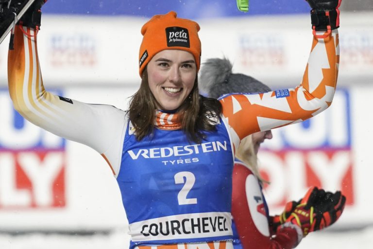 Courchevel Slalom |  Petra Vlhova dominates Mikaela Shiffrin