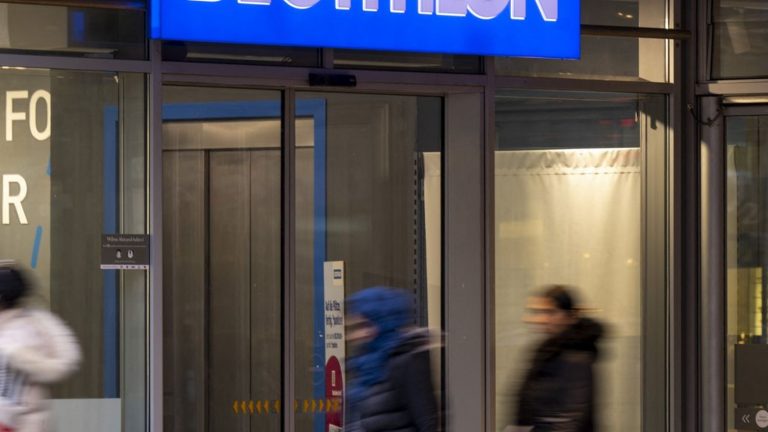 Decathlon has put in place “an opaque system” to continue selling its clothing in Russia, reveals Disclose