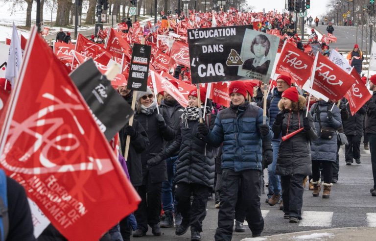 Demonstration in support of education strikers in front of Legault offices