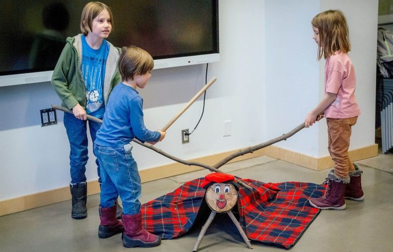 Discovering the “tió de Nadal”, the Catalan Christmas log that makes you poop