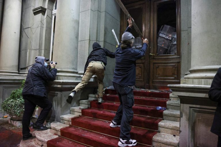 Elections in Serbia |  Protesters protesting results attack Belgrade City Hall