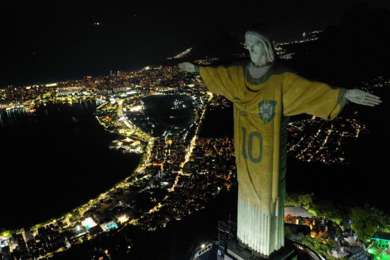 First anniversary of his death |  The statue of Christ the Redeemer illuminated with a Pelé sweater