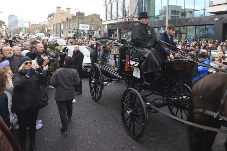 Funeral procession in Dublin |  Crowd pays tribute to Pogues singer