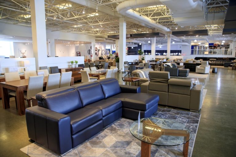 Furniture retailers |  Satisfied (and furnished) customers