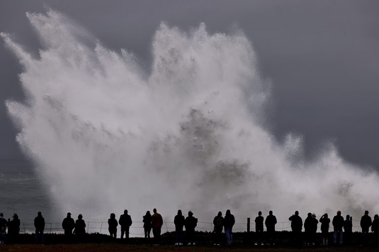 Giant waves sweep the American west coast