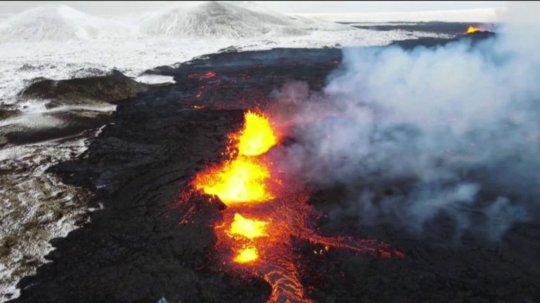 Grindavík residents threatened