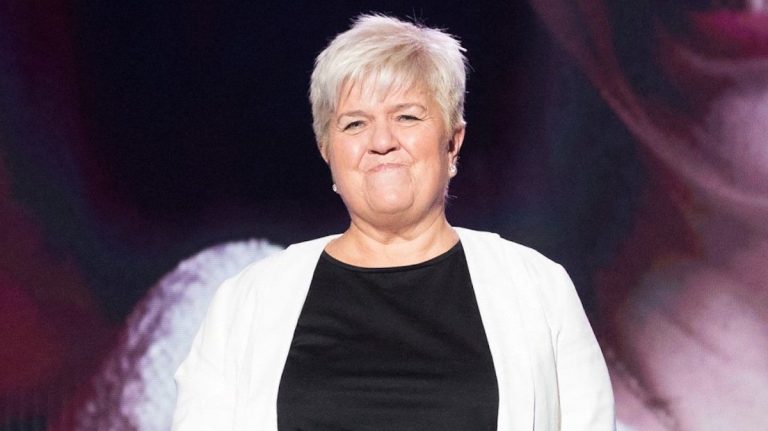 Having undergone 4 back operations, Mimie Mathy reveals that she regularly needs a “wheelchair”