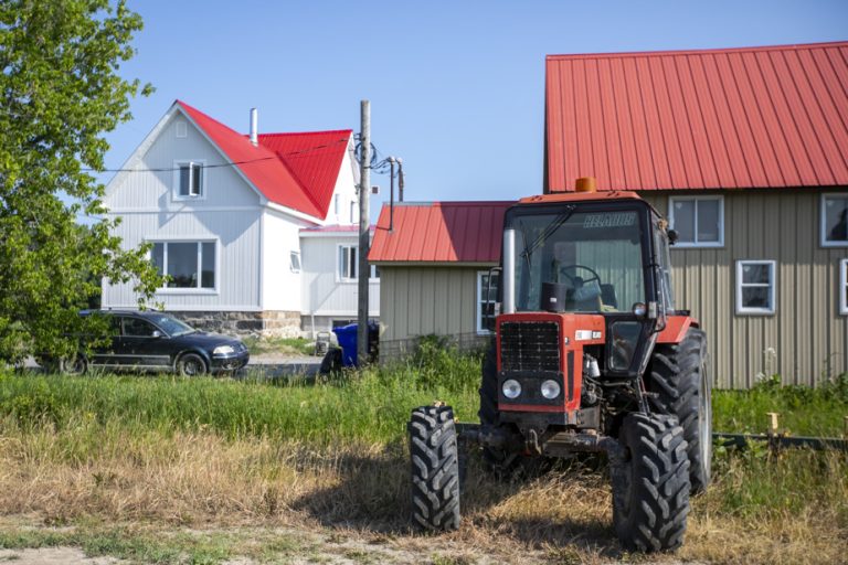 He transported them in the shovel of his tractor |  He kills three children and a woman, he is sentenced to 6 months in house arrest