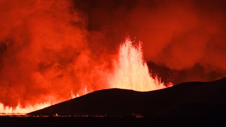 IN IMAGES, IN PICTURES.  In Iceland, a “considerable” volcanic eruption is underway in the southwest of the country