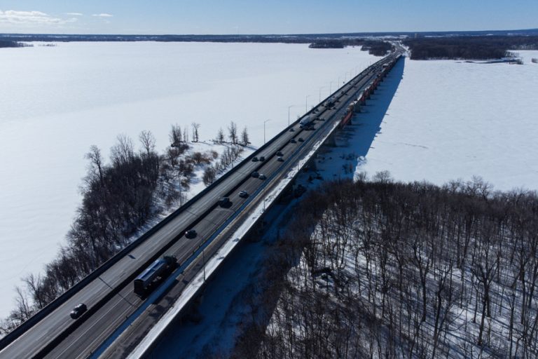 Île-aux-Tourtes Bridge |  Six to eight more weeks with only two lanes