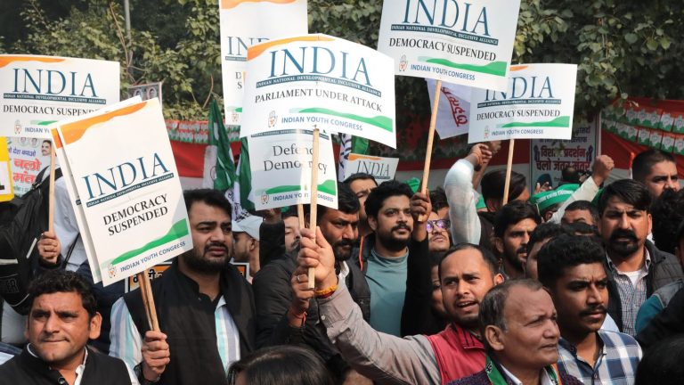 In India, the opposition denounces “the murder of democracy”