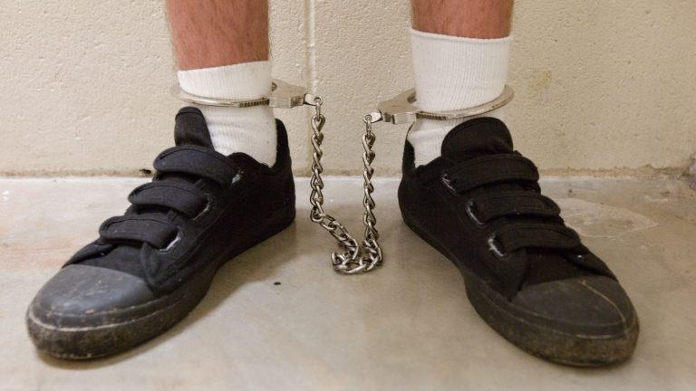 In the United Kingdom, the police manage to confuse criminals by identifying… their shoes