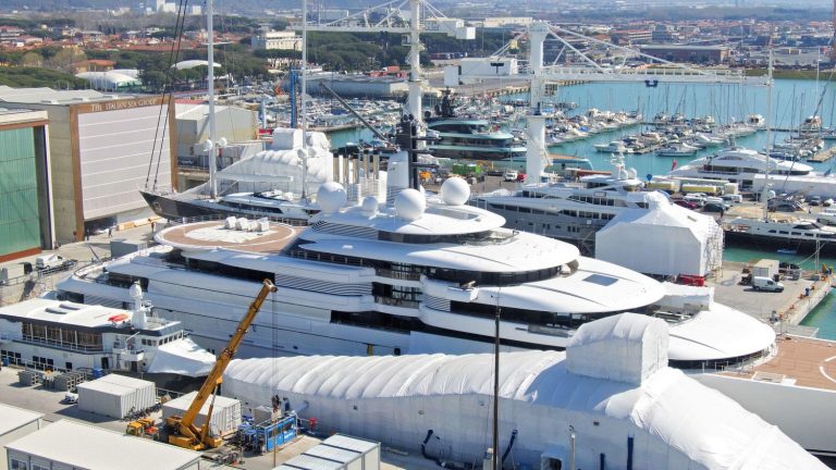 Italy faces the puzzle of the cost of maintaining a Russian oligarch’s “megayacht”, “frozen” due to the war in Ukraine