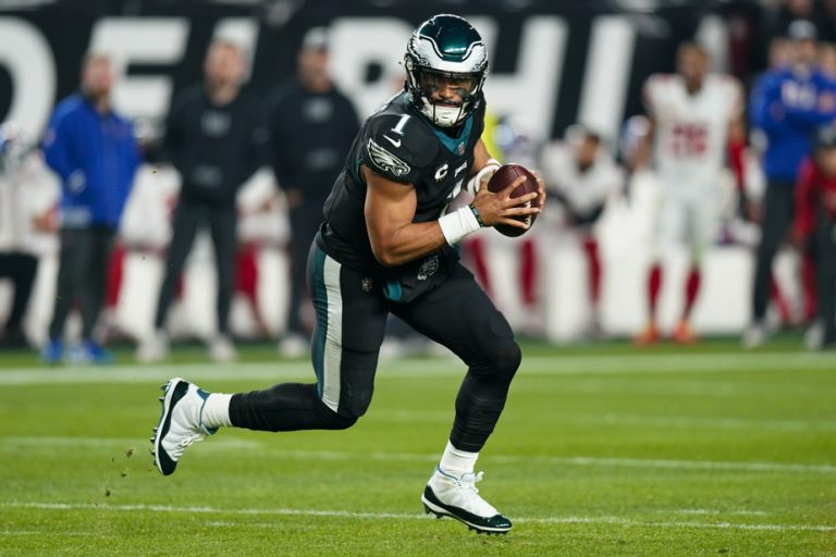 Monday in the NFL |  Jalen Hurts breaks record by scoring 15th touchdown in Eagles win