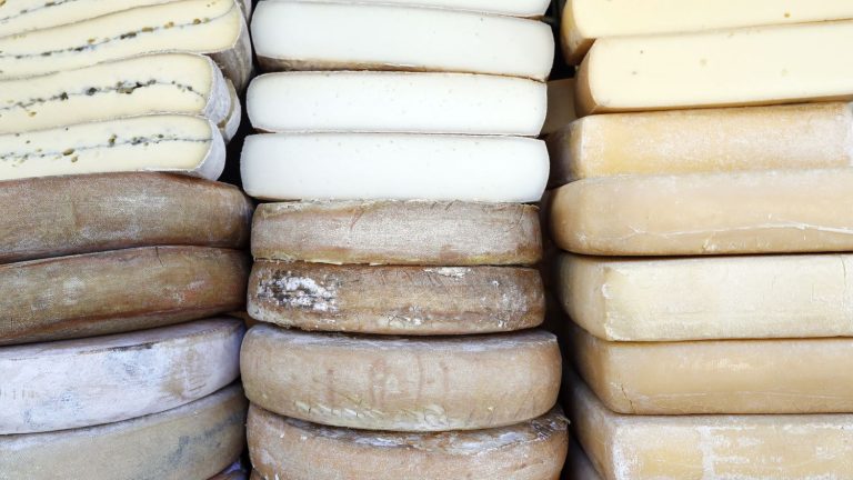 Morbier, raclette, tomme… Many batches of cheeses recalled throughout France due to possible contamination with E.coli bacteria