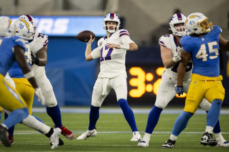 NFL |  Three combined touchdowns for Josh Allen, the Bills defeat the Chargers 24-22