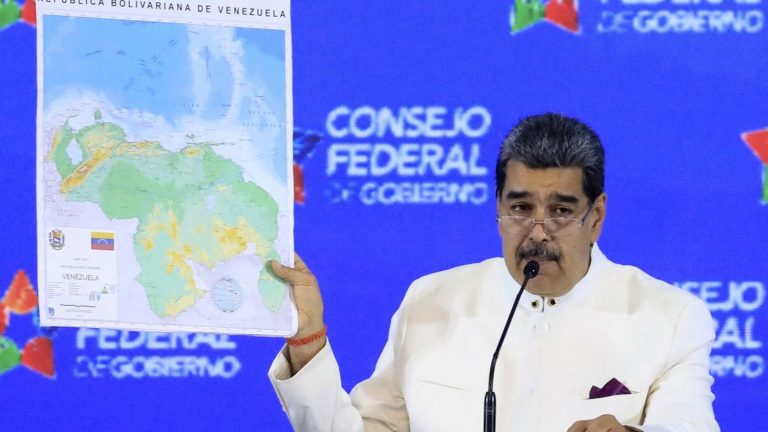 Nicolas Maduro proposes a law to annex an oil-rich region of Guyana, which denounces a “direct threat”