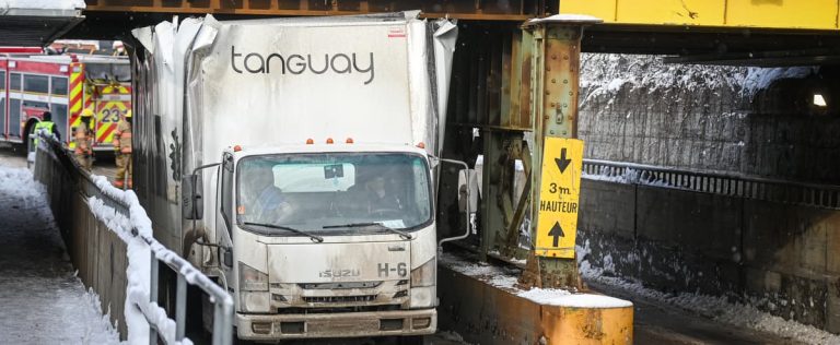 No, it didn’t work: a truck stuck under a viaduct in Saint-Lambert