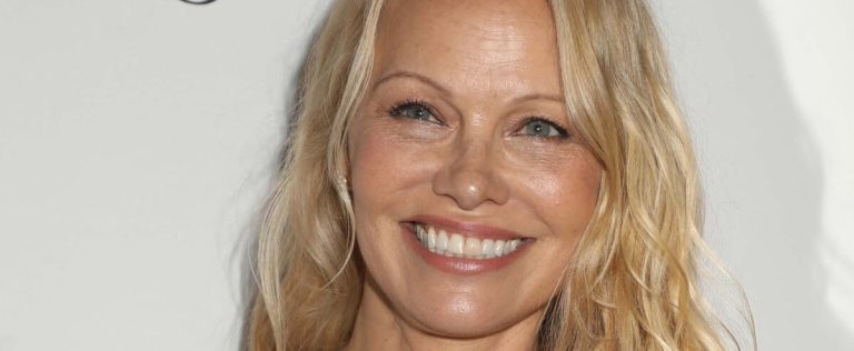 Pamela Anderson reduces her beauty habits to the essentials