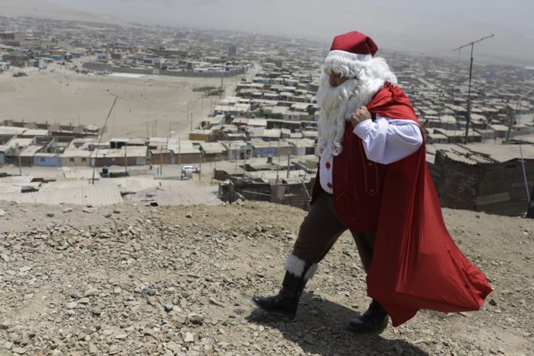 Peru |  Policeman disguised as Santa Claus to arrest drug dealers