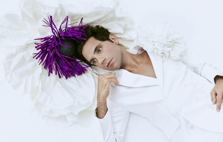 Pop singer Mika delivers an all-in-French record, “That your head always blooms”