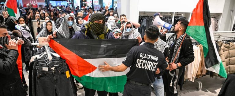 Pro-Palestinian demonstrators spoil “Boxing Day” at Carrefour Laval